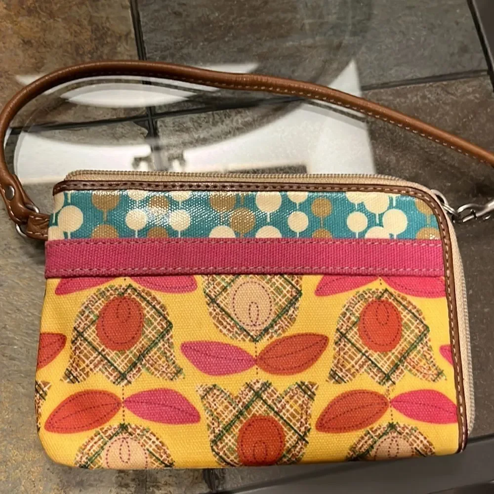 FOSSIL WRISTLET IN LIKE NEW CONDITION